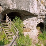 The Denisova cave in the Altai Mountains was home for several archaic humans; both Neandertals and Denisovans lived here before modern humans arrived (B. Viola, MPI for Evolutionary Anthropology).