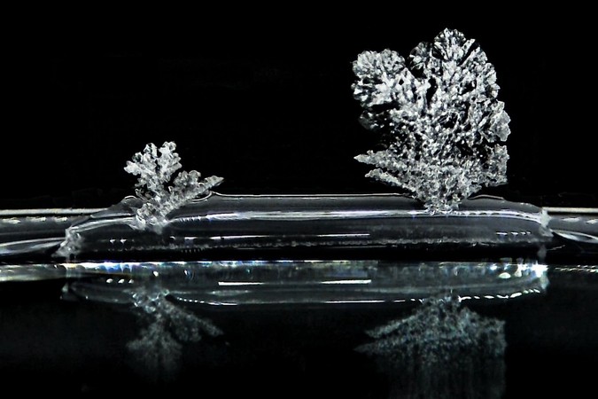 Creeping crystals: Scientists observe “salt creep” at the single-crystal scale