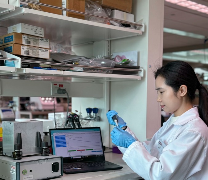 Image 1_ SMART CAMP Postdoctoral Associate Dr Yanmeng Yang using the µMRR device to measure changes in iron levels in MSCs (Photo_ SMART CAMP).jpg